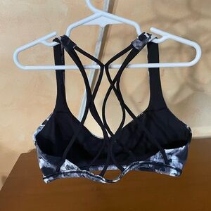 Lululemon sports bra b&w